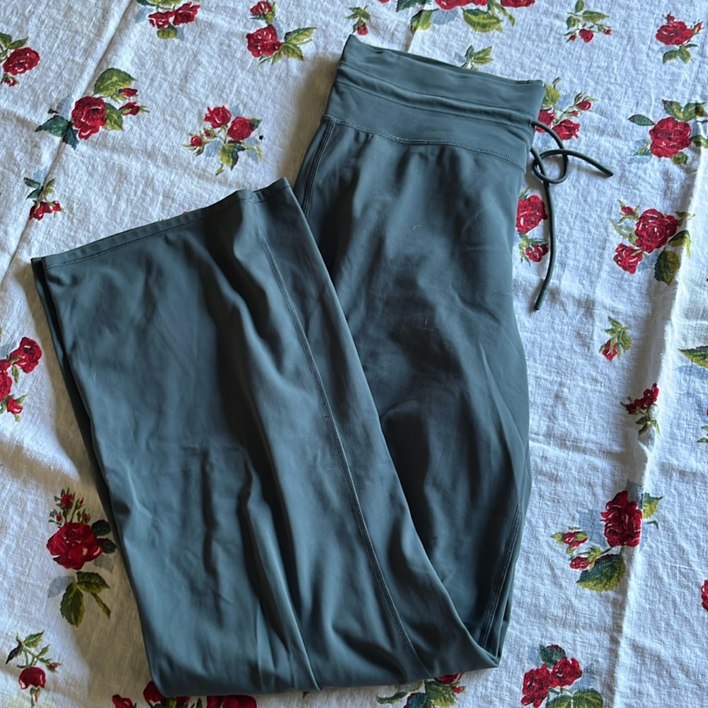 Vuori daily leggings in wide leg